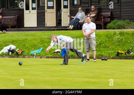 Bocce uomo in locale partita di bocce prato sul verde in Hexham Northumberland Foto Stock