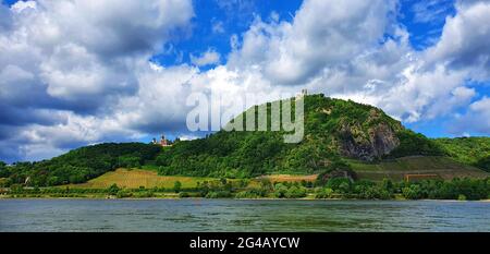 Bonn Mehlem Germania all'inizio di maggio in serata sul Reno con vista sul Reno, sevenhills, Drachenfels / Dragonrock e il castello Drachenb Foto Stock