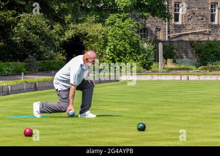 Bocce uomo in locale partita di bocce prato sul verde in Hexham Northumberland Foto Stock