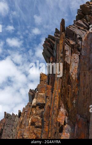 Scogliere rocciose a strati, Mouthmill Beach, North Devon, Inghilterra, Regno Unito Foto Stock