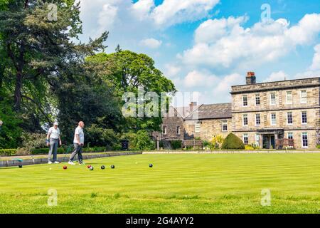 Bocce uomo in locale partita di bocce prato sul verde in Hexham Northumberland Foto Stock