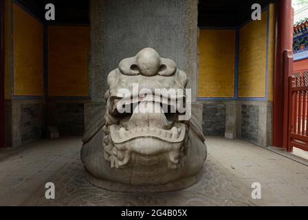 La stele di uno studioso si è portata sul retro di una tartaruga nel modo tradizionale, nel tempio di Confucio a Pechino, in Cina Foto Stock