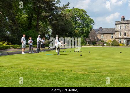 Bocce uomo in locale partita di bocce prato sul verde in Hexham Northumberland Foto Stock