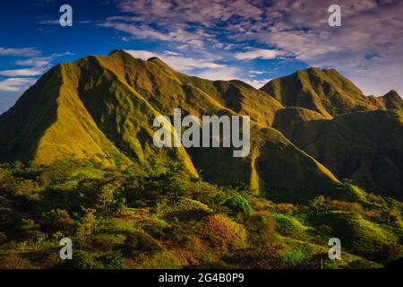 Panama paesaggio montano in ultima luce del sole sera sulle belle montagne Cerros los Picachos de Ola, provincia di Cocle, Repubblica di Panama. Foto Stock