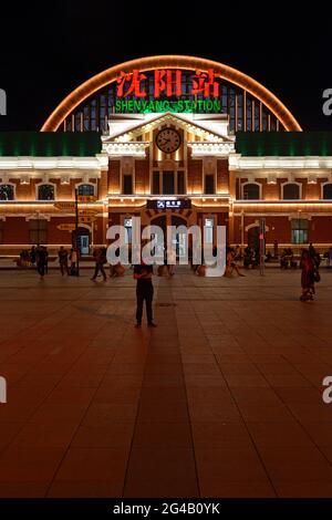 Vista notturna della stazione ferroviaria di Shenyang, Shenyang, Cina Foto Stock