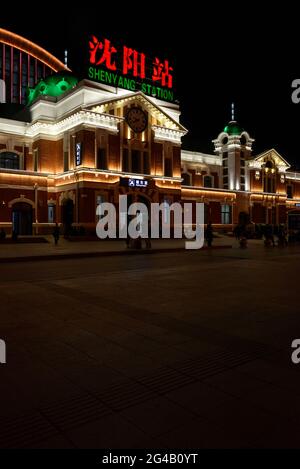 Vista notturna della stazione ferroviaria di Shenyang, Shenyang, Cina Foto Stock