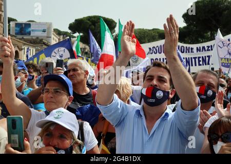 I sostenitori di Matteo Salvini, leader del Partito conservatore italiano Lega, si sono visti al convegno 'prima l'Italia' di Roma, il 19 giugno 2021. Matteo Salvini, già Vice primo Ministro italiano e Ministro degli interni dal giugno 2018 al settembre 2019, è Segretario della Lega Nord, attualmente Lega per Salvini Premier, dal 2013. Salvini si oppone all'immigrazione clandestina in Italia e nell'UE, nonché alla gestione dei richiedenti asilo e dei rifugiati da parte dell'UE. Il manifesto, che recita: "Flat Tax Now", chiede una riforma fiscale in Italia. (ELISA Gestri/Sipa USA) Foto Stock