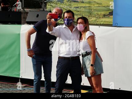 Un paio di tifosi che hanno preso un selfie con Matteo Salvini, leader del Partito conservatore italiano Lega, visto al convegno 'prima l'Italia' di Roma, il 19 giugno 2021. Matteo Salvini, già Vice primo Ministro italiano e Ministro degli interni dal giugno 2018 al settembre 2019, è Segretario della Lega Nord, attualmente Lega per Salvini Premier, dal 2013. Salvini si oppone all'immigrazione clandestina in Italia e nell'UE, nonché alla gestione dei richiedenti asilo e dei rifugiati da parte dell'UE. Il manifesto, che recita: "Flat Tax Now", chiede una riforma fiscale in Italia. (ELISA Gestri/Sipa USA) Foto Stock