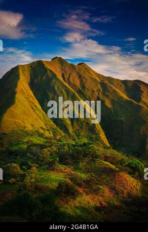 Panama paesaggio montano in ultima luce del sole sera sulle belle montagne Cerros los Picachos de Ola, provincia di Cocle, Repubblica di Panama. Foto Stock