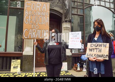 Londra, Regno Unito. 19 giugno 2021. I manifestanti si sono riuniti fuori dall'ambasciata del Brasile nel centro di Londra per protestare contro il presidente Jair Bolsonaro. Foto Stock