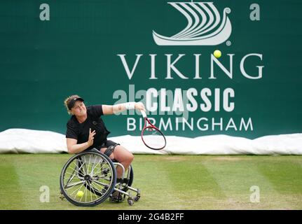 Aniek Van Koot dei Paesi Bassi in azione contro Yui Kamiji del Giappone durante il settimo giorno del Vichingo Classic al Club Priorato di Edgbaston, Birmingham. Data immagine: Domenica 20 giugno 2021. Foto Stock