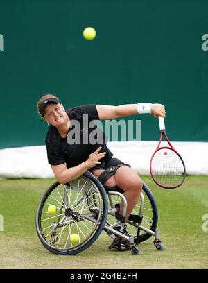 Aniek Van Koot dei Paesi Bassi in azione contro Yui Kamiji del Giappone durante il settimo giorno del Vichingo Classic al Club Priorato di Edgbaston, Birmingham. Data immagine: Domenica 20 giugno 2021. Foto Stock