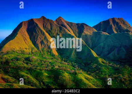 Panama paesaggio montano in ultima luce del sole sera sulle belle montagne Cerros los Picachos de Ola, provincia di Cocle, Repubblica di Panama. Foto Stock