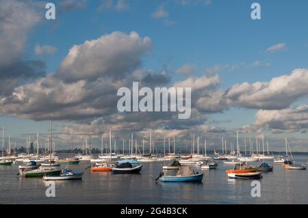 Barche all'ancora a Hobsons Bay, Williamstown, Melbourne, Australia Foto Stock