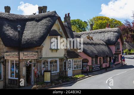 Inghilterra, Isola di Wight, Shanklin Old Village, il teashop Old Thatch e Pencil Cottage Tea Garden, negozi di tetto in paglia Foto Stock