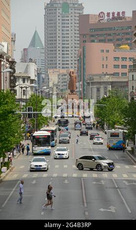 Scena di strada nel centro di Shenyang, Cina, guardando verso la statua del Presidente Mao su piazza Zhongshan. Foto Stock