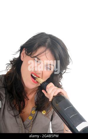 giovane donna beve vino rosso studio girato su sfondo bianco Foto Stock