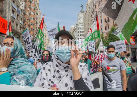 La manifestazione per la libertà del popolo saharawi, ha lasciato Plaza de España alle 12 del mattino per terminare alla Puerta del Sol, dove è stato compiuto un atto. Questa marcia è iniziata a Cádiz il 15 aprile e ha viaggiato attraverso diverse regioni della geografia spagnola. Il "March for Freedom" è nato dalla logica di un'azione diretta non violenta volta a rivendicare e a dare visibilità alla lotta del popolo saharawi e, in questo modo, a sensibilizzare i diversi gruppi politici e, soprattutto, i cittadini, sulla situazione di emergenza vissuta dalla popolazione saharawi, che h Foto Stock