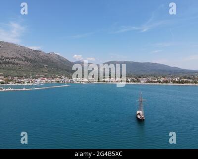 Vista aerea nave vecchia in legno vela in Costa di Plataria Città vicino Igoumenitsa Città in Grecia Foto Stock