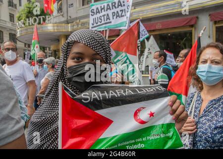 La manifestazione per la libertà del popolo saharawi, ha lasciato Plaza de España alle 12 del mattino per terminare alla Puerta del Sol, dove è stato compiuto un atto. Questa marcia è iniziata a Cádiz il 15 aprile e ha viaggiato attraverso diverse regioni della geografia spagnola. Il "March for Freedom" è nato dalla logica di un'azione diretta non violenta volta a rivendicare e a dare visibilità alla lotta del popolo saharawi e, in questo modo, a sensibilizzare i diversi gruppi politici e, soprattutto, i cittadini, sulla situazione di emergenza vissuta dalla popolazione saharawi, che h Foto Stock