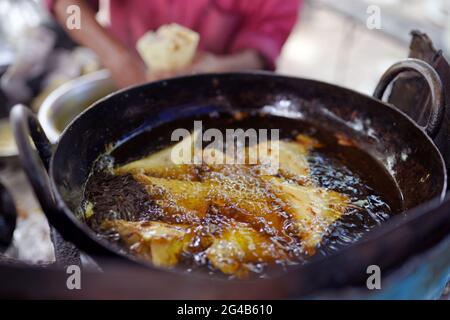 sammusa piccante indiana frittura profonda Foto Stock