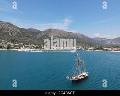 Vista aerea nave vecchia in legno vela in Costa di Plataria Città vicino Igoumenitsa Città in Grecia Foto Stock