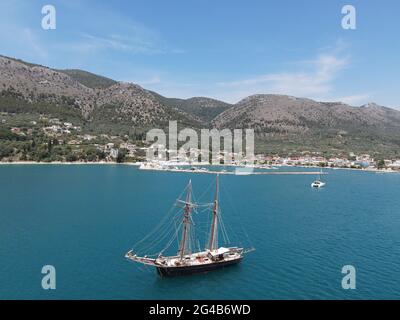 Vista aerea nave vecchia in legno vela in Costa di Plataria Città vicino Igoumenitsa Città in Grecia Foto Stock