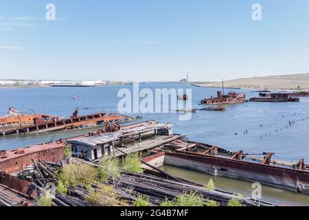 Antenna di edifici con un cimitero in barca sullo sfondo. Foto Stock