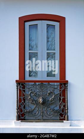 Griglia ornamentale sul balcone coloniale Foto Stock