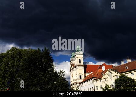 Chiesa e case nel centro di Valtice - nuvole grigie e drammatiche sopra Valtice, Moravia del Sud, Repubblica Ceca, Europa Foto Stock