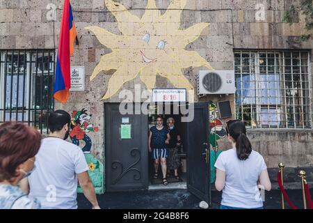 Gli elettori si vedono lasciare il seggio elettorale a Yerevan dopo aver votato durante le elezioni parlamentari. (Foto di Diego Herrera / SOPA Images/Sipa USA) Foto Stock