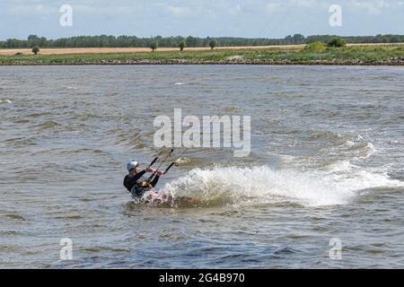 13 giugno 2021 - Malmo, Svezia: Un kite surfer pratica la sua abilità una ventosa giornata estiva Foto Stock