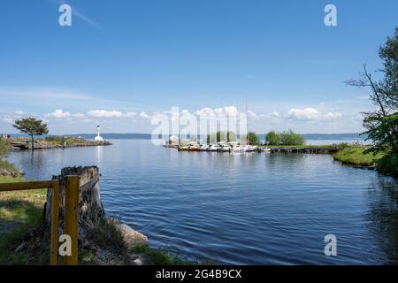 5 giugno 2021 - Habo, Svezia: L'insenatura di Domband marina, lago Vattern una calda giornata estiva. Foto scattata dall'ombra dei pini sulla spiaggia di Domsand, Habo Foto Stock