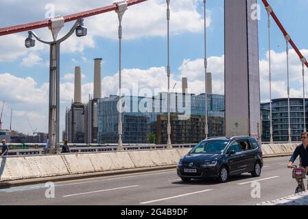 La centrale elettrica di Battersea, in fase di ristrutturazione, come visto da Chelsea Bridge, Londra, Inghilterra, Regno Unito Foto Stock