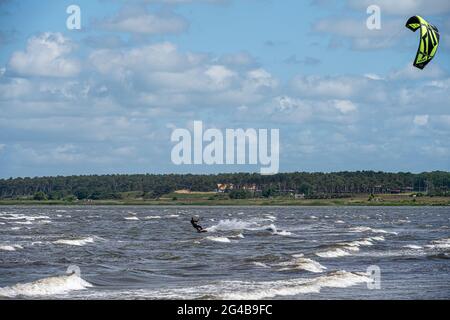 13 giugno 2021 - Malmo, Svezia: Un kite surfer pratica la sua abilità una ventosa giornata estiva Foto Stock