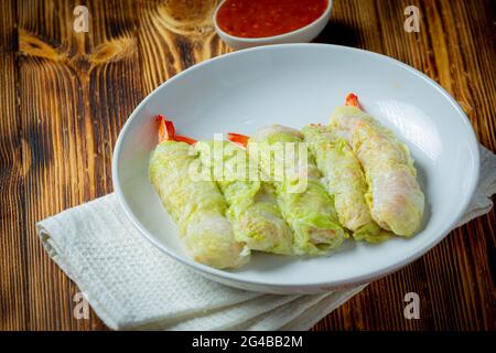 Cavolo con deliziosa salsa da immersione, rotolo di Suki. Foto Stock