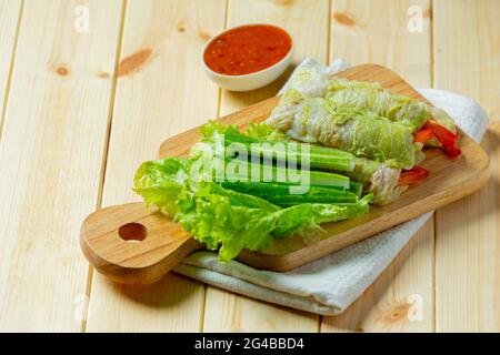 Cavolo con deliziosa salsa da immersione, rotolo di Suki. Foto Stock