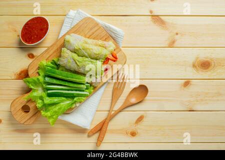 Cavolo con deliziosa salsa da immersione, rotolo di Suki. Foto Stock