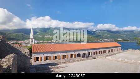 Città vecchia di Budva in Montenegro in giorno di sole in estate. Foto Stock