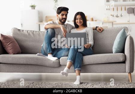 Chiamate online, auto-isolamento e distanza sociale, dispositivi moderni e chat a casa Foto Stock