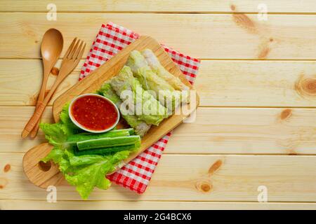 Cavolo con deliziosa salsa da immersione, rotolo di Suki. Foto Stock