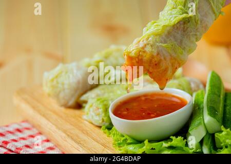 Cavolo con deliziosa salsa da immersione, rotolo di Suki. Foto Stock