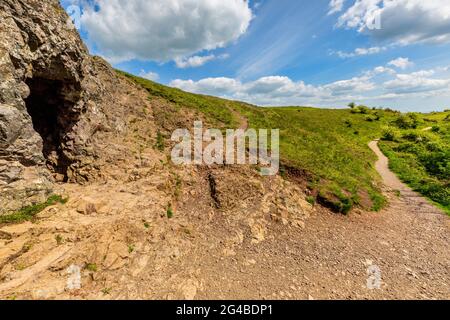 Il sentiero che passa attraverso l'ingresso alla Caverna di Clutter nelle Malvern Hills, Herefordshire / Worcestershire Foto Stock