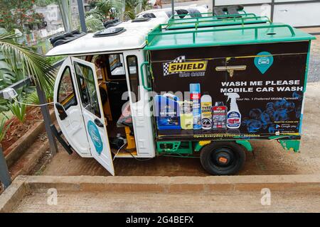 Giugno 18, 2021, Nairobi, Contea di Kiambu, Kenya: La parte elettrica Tuk Tuks di una flotta che appartiene al Wash Me Please Mobile Carwash visto carica al loro parcheggio baia. La ricarica richiede circa 8 ore e può funzionare completamente per un massimo di due giorni.il lavaggio me prego è un'azienda keniota di avvio che offre i servizi mobili convenienti di carwash dalla comodità della vostra casa o luogo di lavoro come un senso contribuire a combattere la diffusione di Covid-19. Wash me please is detailing and Carwash Company, che è stata avviata all'inizio della pandemia di Covid-19. Offrono servizi mobili di lavaggio a carwash ai clienti attraverso un ap mobile Foto Stock