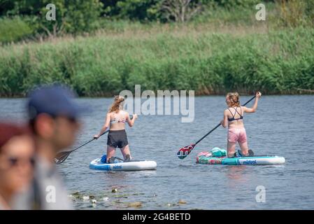 Rostock, Germania. 20 Giugno 2021. Helena e Anika pagaiano sul Warnow. Questo fine settimana le vacanze estive a Mecklenburg-Vorpommern iniziano nel bel tempo estivo. Credit: Frank Hormann/dpa/Alamy Live News Foto Stock