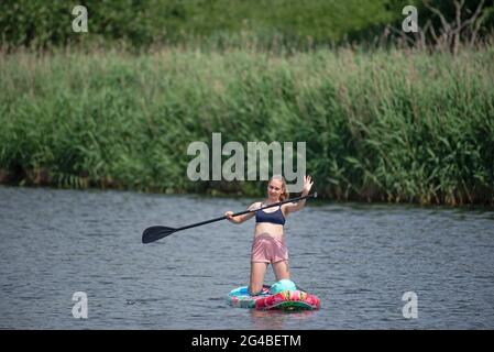 Rostock, Germania. 20 Giugno 2021. Anika pagaia sul Warnow. Questo fine settimana le vacanze estive a Mecklenburg-Vorpommern iniziano nel bel tempo estivo. Credit: Frank Hormann/dpa/Alamy Live News Foto Stock