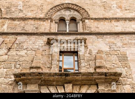 Muro con bifore con intarsi in pietra lavica del Palazzo Steri Chiaramonte, Palermo, Sicilia, Italia meridionale Foto Stock