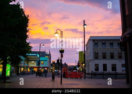 LONDRA, INGHILTERRA - 14 giugno 2021: Uxbridge High Street al crepuscolo Foto Stock