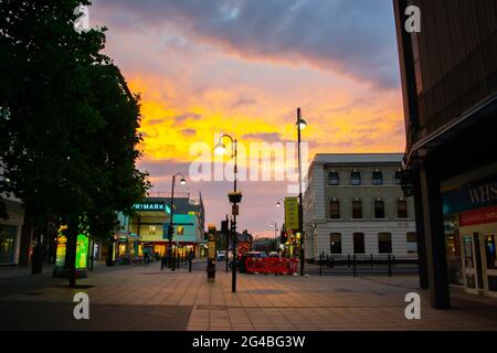 LONDRA, INGHILTERRA - 14 giugno 2021: Uxbridge High Street al crepuscolo Foto Stock