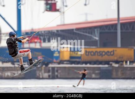 Rostock, Germania. 20 Giugno 2021. Un wakeboarder salta sul fiume Warnow presso l'IGA Park Rostock. Il wakeboard a 6 alberi del parco acquatico di IGA Park è il primo nel suo genere nel Meclemburgo-Vorpommern e il primo parco acquatico in un fiume d'Europa. Questo fine settimana segna l'inizio delle vacanze estive nel Meclemburgo-Vorpommern. Credit: Frank Hormann/dpa/Alamy Live News Foto Stock